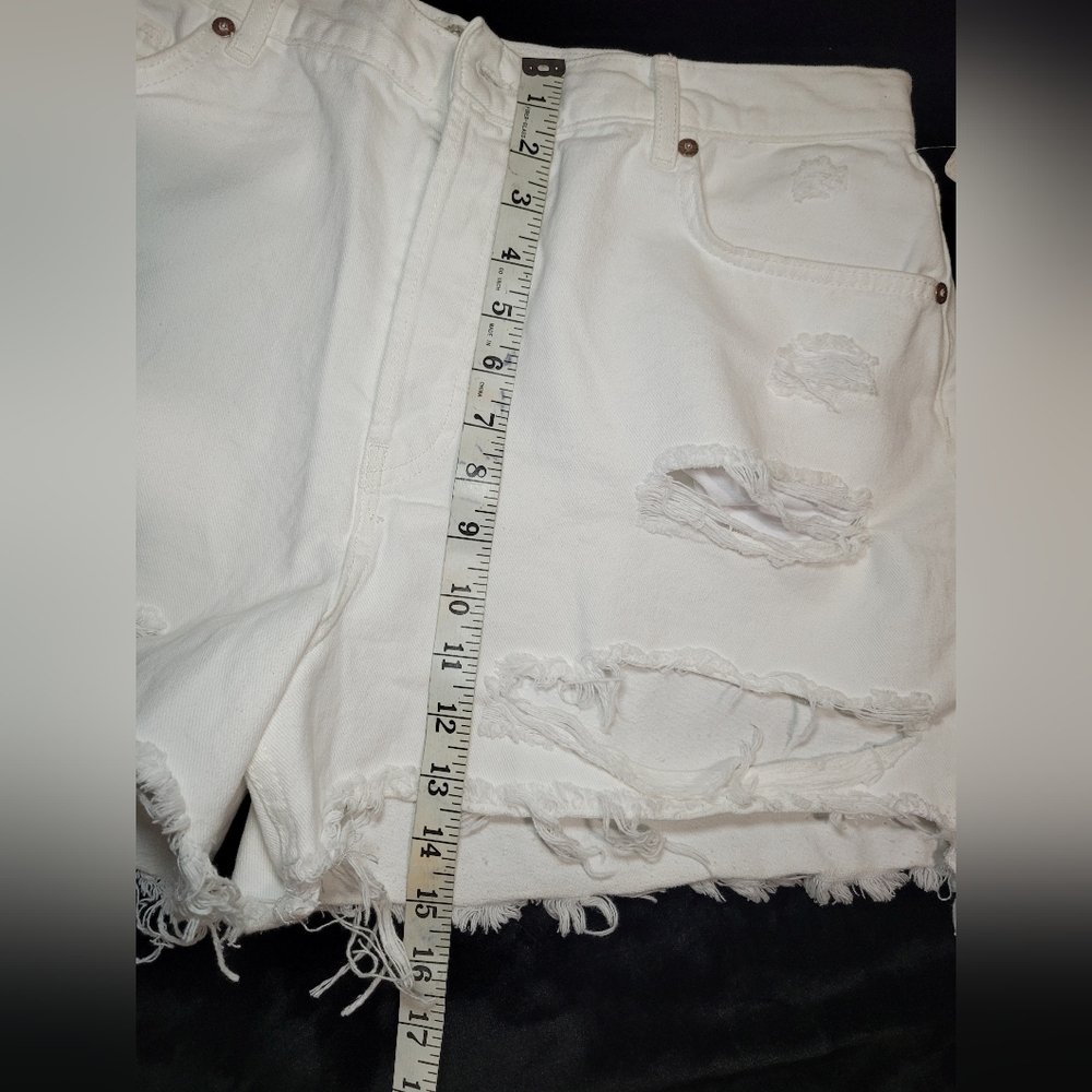 Free People• Optic White Distressed Button-Up Jean Shorts▪︎ Size 32 *NEW* - Picture 10 of 16